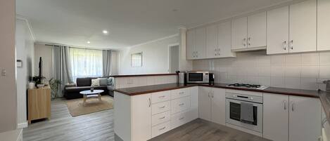 Refrigerador, microondas, horno y lavavajillas