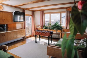 Casa conforto, vários quartos, vista para a montanha, no jardim | Opções para refeição no quarto