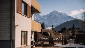 Un bâtiment doté d’un balcon donnant sur une montagne enneigée.