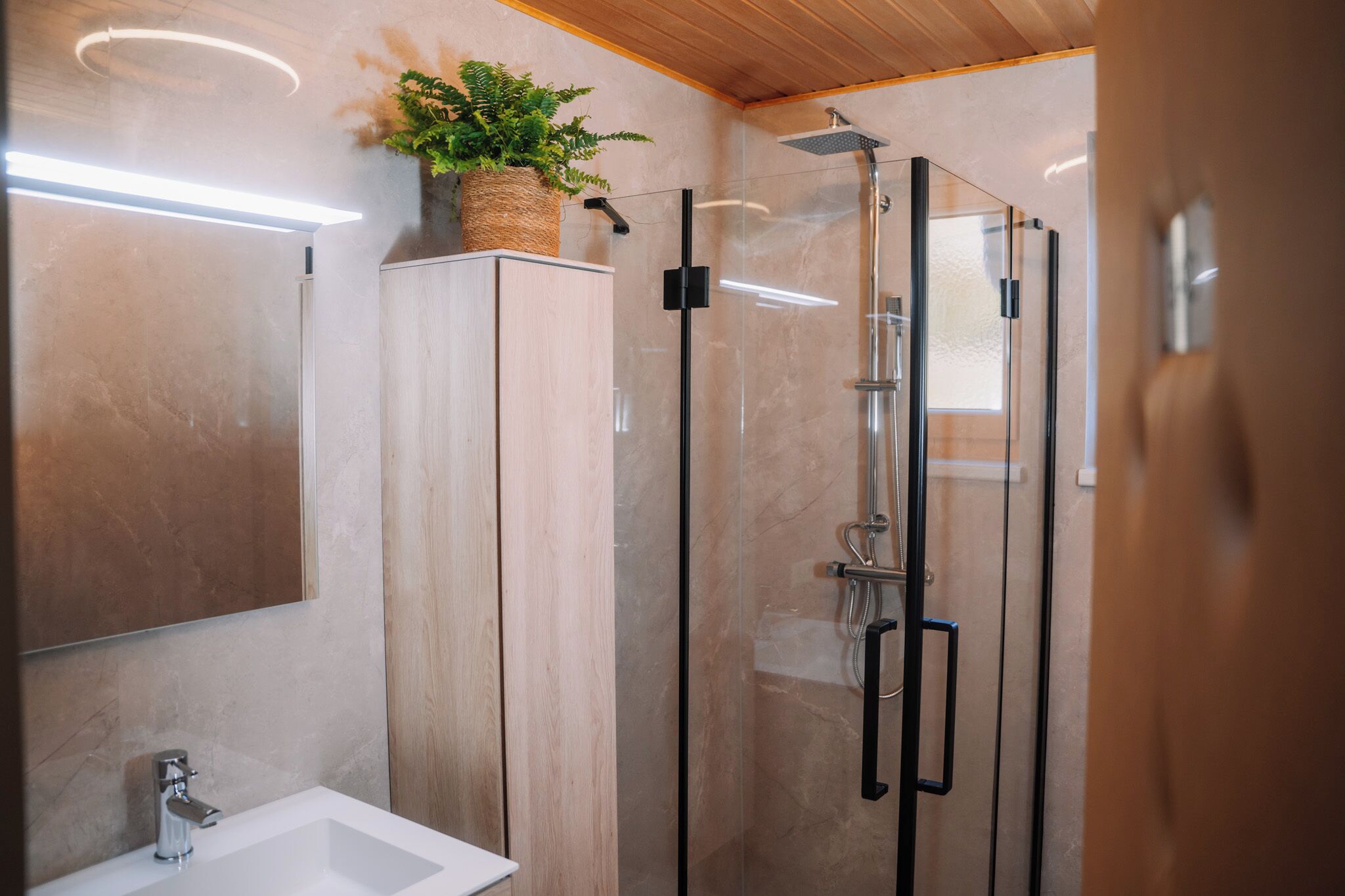 Rumah Comfort, beberapa kamar, pemandangan gunung, area taman | Kamar mandi