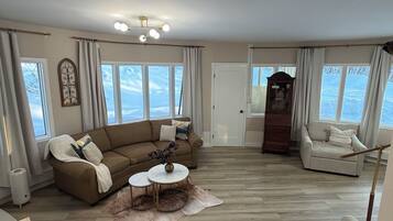 Una televisión, una chimenea