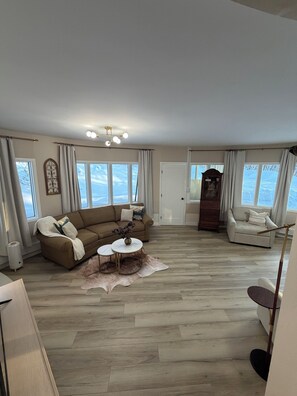 Una televisión, una chimenea