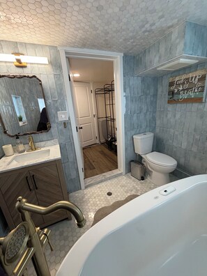 Whirlpool, Haartrockner, Handtücher, Toilettenpapier