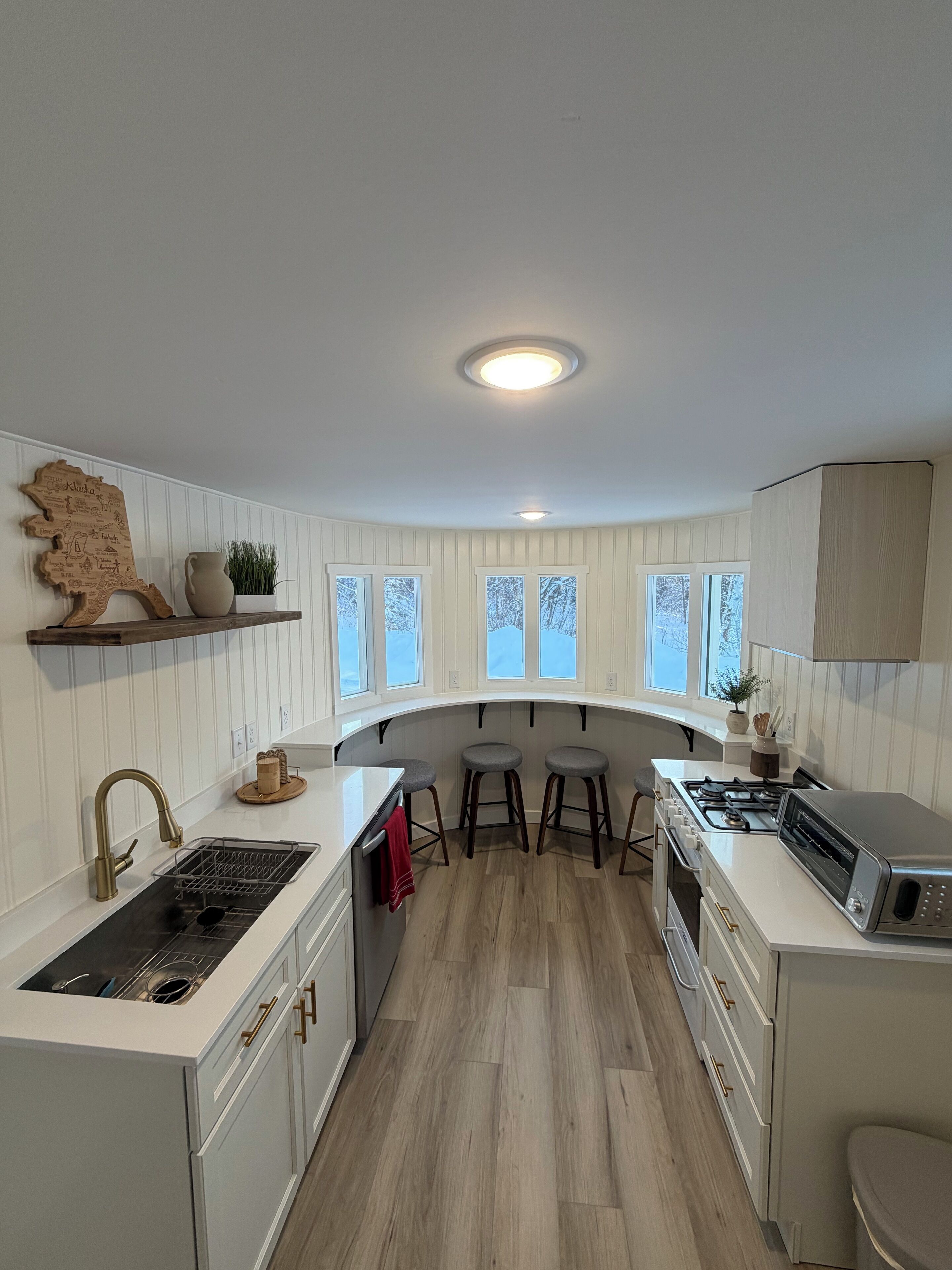 Microondas, horno, placa de cocina y lavavajillas