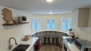 Microondas, horno, placa de cocina y lavavajillas