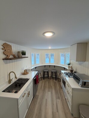 Microondas, horno, placa de cocina y lavavajillas