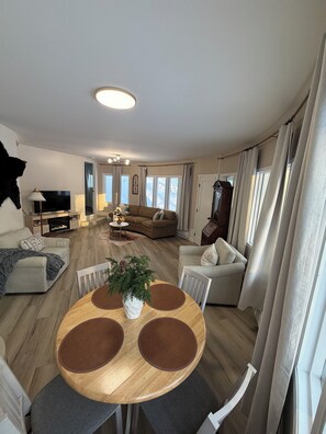 TV, fireplace - Private home in Anchorage (Anchorage)