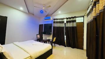 Deluxe Room | Laptop workspace, free WiFi