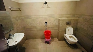 Ein kleines Badezimmer mit Waschbecken, Toilette und Dusche.