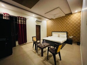 Espacio para trabajar con laptop y wifi gratis 