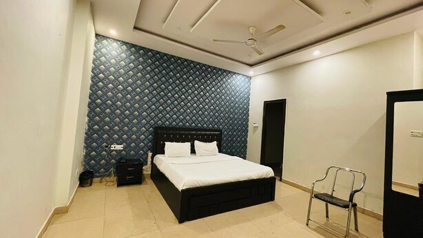 Ein Schlafzimmer mit Bett, Schreibtisch, Stuhl und Kleiderschrank.