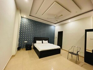 Deluxe Room | Laptop workspace, free WiFi - Hotel Royal Inn Lucknow (Lucknow)