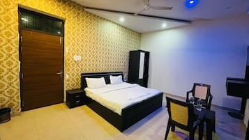 Rom – deluxe | Skrivebord for bærbar PC og wi-fi (inkludert)