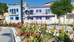 Un edificio con diversi balconi e un cartello che indica un ristorante.