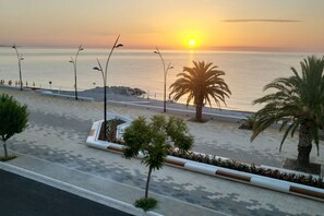 Ubicación cercana a la playa y toallas de playa