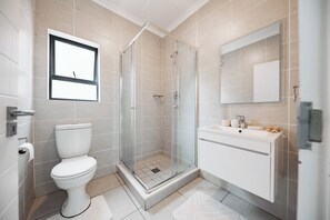 Haartrockner, Handtücher, Seife, Toilettenpapier