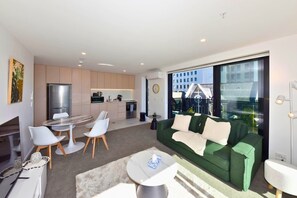 TV - Freshly Styled 1BR Apartment near Te Kaha Stadium (Christchurch)