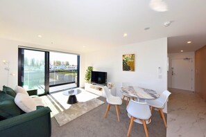 TV - Freshly Styled 1BR Apartment near Te Kaha Stadium (Christchurch)