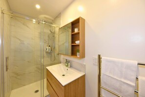 Hair dryer, towels - Freshly Styled 1BR Apartment near Te Kaha Stadium (Christchurch)