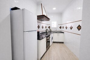 Fridge, microwave, oven, coffee/tea maker - Apartamento Puerta Cai I (Conil de la Frontera)