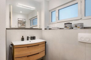 Regadera, secadora de cabello, toallas 