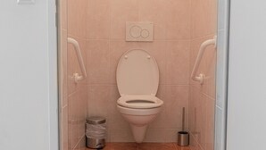 A modern bathroom with a toilet, a trash bin, and a bidet. - Cute 2BR Apt Near AKH Hospital Central (Vienna)