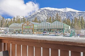 Property grounds - Stylish Getaway in the Heart of Canmore near Banff (Canmore)