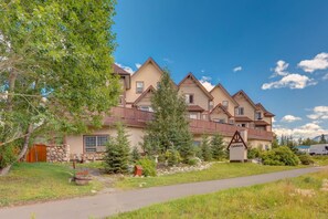 Exterior - Stylish Getaway in the Heart of Canmore near Banff (Canmore)