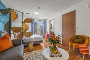 Iron/ironing board, free WiFi, bed sheets - Stylish Getaway in the Heart of Canmore near Banff (Canmore)