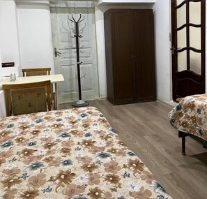 Quarto standard, vista para o pátio | Ferros/tábuas de passar roupa, Wi-Fi de cortesia