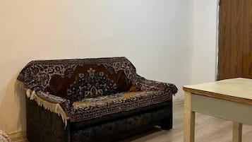 Twin Room, Courtyard View | Living area