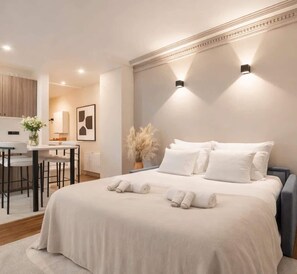 1 habitación, escritorio, tabla de planchar con plancha y cuna de viaje 