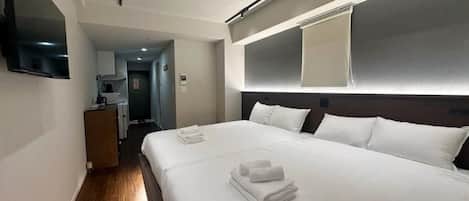 ห้องคอมฟอร์ททวิน, ระเบียง, วิวเมือง | ผ้านวมขนเป็ด, โต๊ะทำงาน, พื้นที่ทำงานแบบใช้แล็ปท็อป, ผ้าม่านกันแสง