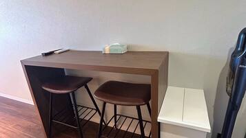 Quarto duplo conforto, sacada, vista para a cidade | Edredons de pluma, escrivaninha, espaço de trabalho para notebook