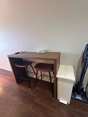 Quarto duplo conforto, sacada, vista para a cidade | Edredons de pluma, escrivaninha, espaço de trabalho para notebook