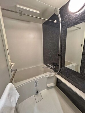 Comfort Twin Room, Balcony, City View | Bathroom | Combined shower/tub, rainfall showerhead, free toiletries, hair dryer - Fortune House Imazato (Osaka)
