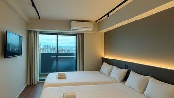 Quarto duplo conforto, sacada, vista para a cidade | Edredons de pluma, escrivaninha, espaço de trabalho para notebook