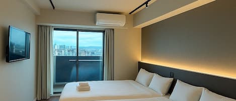 Comfort Twin Room, Balcony, City View | Gebar bulu kapas, meja, ruang kerja komputer riba