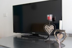 Television - Milan Railing House, Convenient for Navigli & City Center (Milano)
