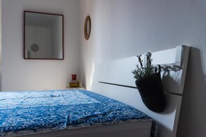 1 habitación, tabla de planchar con plancha, internet y ropa de cama 