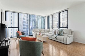 TV, offices - A 3BR with City Views Near Queen Victoria Market (Melbourne)