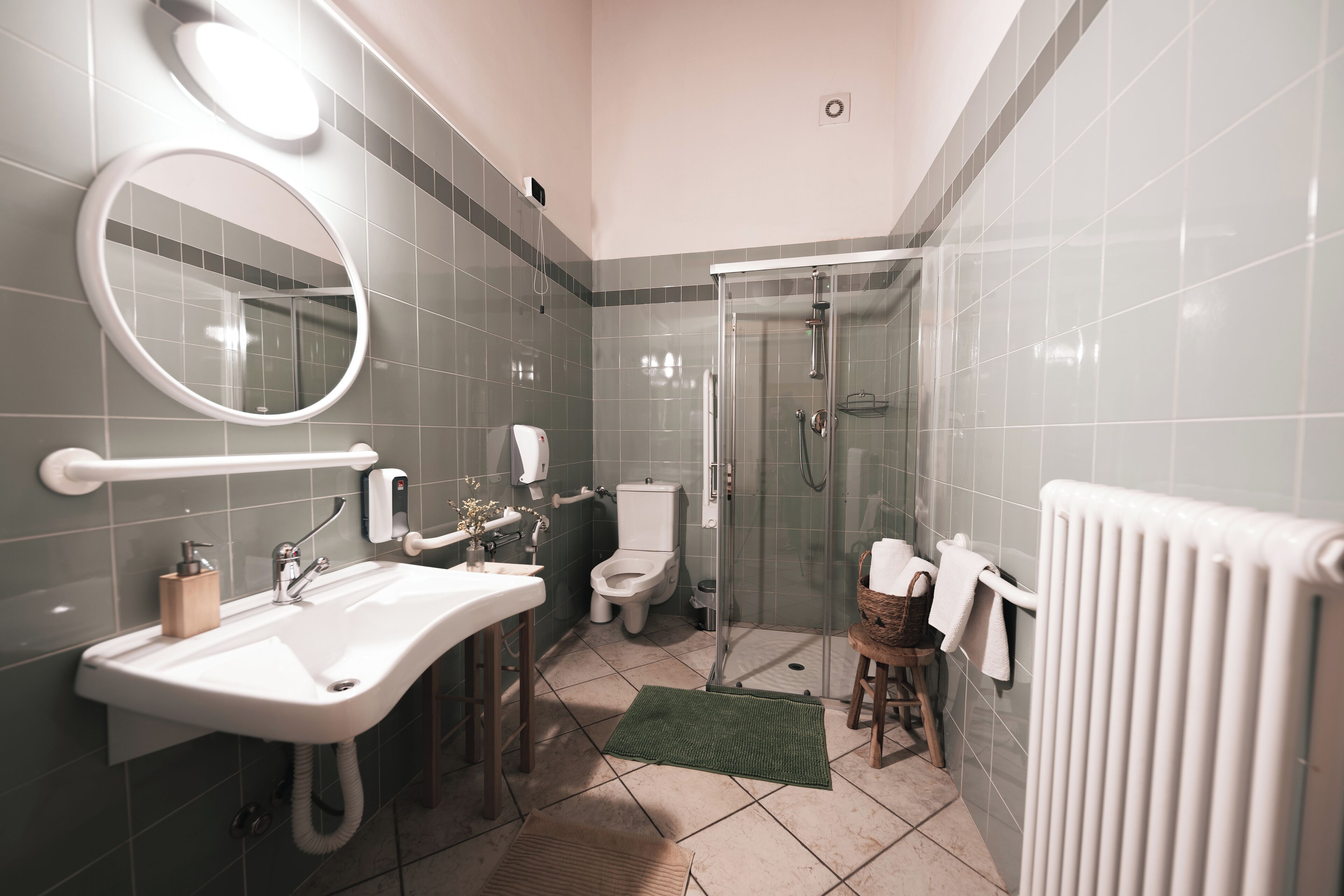 Een douche, een haardroger, handdoeken, zeep