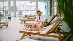 A spa area with wooden loungers and a large window. - South-facing Euronat studio with pool area, shops, restaurants, entertainment... (Grayan-et-l'Hôpital)