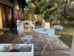 Outdoor dining - South-facing Euronat studio with pool area, shops, restaurants, entertainment... (Grayan-et-l'Hôpital)