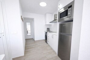 Fridge, microwave, coffee/tea maker, cookware/dishes/utensils - Apartamento Puerta Cai II (Conil de la Frontera)
