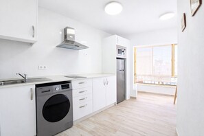Fridge, microwave, coffee/tea maker, cookware/dishes/utensils - Apartamento Puerta Cai II (Conil de la Frontera)