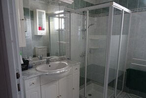 Regadera, secadora de cabello, jabón, papel de baño 