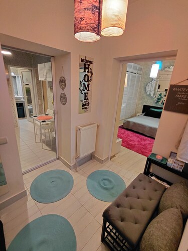 Artsy 2 rooms 2 beds 
House with free parking and all you need, all to yourself!