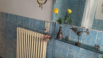 Chuveiro, secador de cabelo, toalhas de banho, sabonete