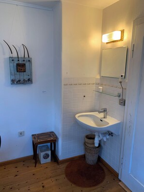 Dusj, hårføner, håndklær og såpe